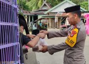 Pembagian Takjil Buka Puasa oleh Personel Polsek Batu Putih Bersama Bhayangkari Ranting Batu Putih Polres Kolaka Utara