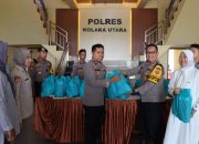 Kapolres Kolaka Utara AKBP Arif Irawan Bagikan Bingkisan Hari Raya kepada Seluruh Personel