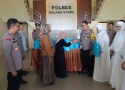 Wujud Empati Polri, Kapolres Kolaka Utara Berikan Bingkisan Hari Raya kepada Warakawuri