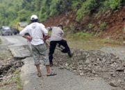 Bhabinkamtibmas Polsek Rante Angin, Kolaka Utara: Aksi Nyata Perbaiki Jalan Rusak dengan Dana Pribadi