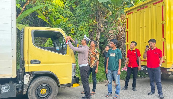 Satlantas Polres Kolaka Utara Bagikan Bendera Merah Putih Kepada Sopir Truk Dalam Rangka Hut Ri Ke-80