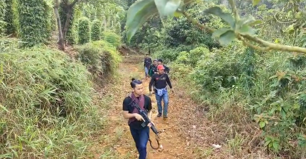 Pencarian selama Pelaku oleh tim gabungan polres dan polsek di pegungan hutan Desa Loka