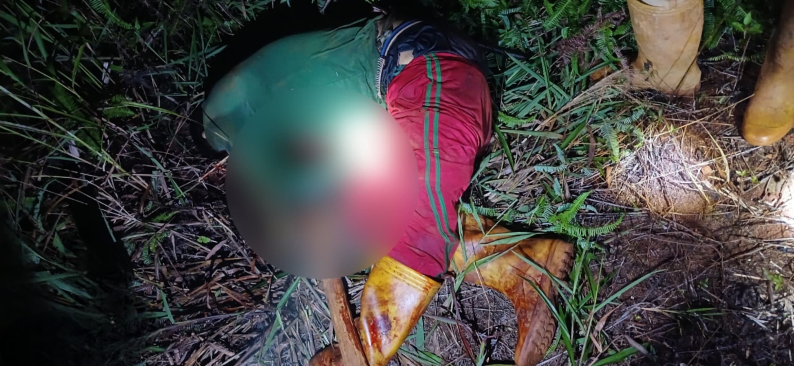 Korban tewas bersimbah darah,tombak didada