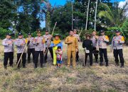 Kapolsek Lasusua Pimpin Gerakan Tanam Jagung, Dukung ketahanan Pangan 2025 di Kolaka Utara