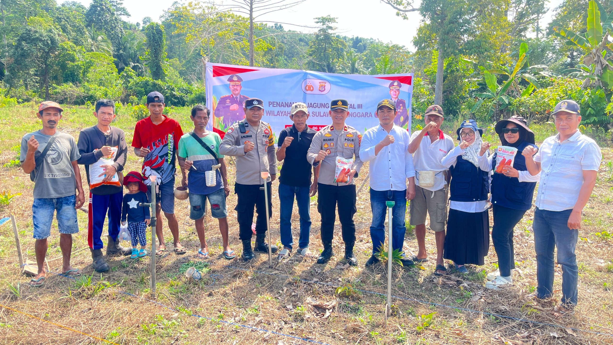 kapolsek pakue bersama kelompok tani