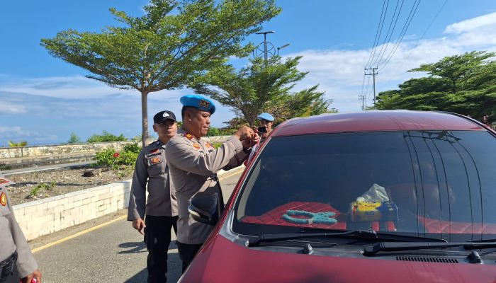 Kolaka Utara Rayakan HUT RI ke-80, Polres Kolut Bagikan Ratusan Bendera Merah Putih
