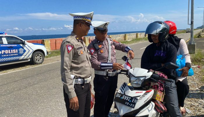 Polres Kolaka Utara Bagikan Bendera Merah Putih Sambut HUT RI ke-80