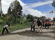 Sinergi Polisi, Damkar, dan Warga: Wujudkan Rasa Aman dengan Gotong Royong Perbaiki Jalan Rusak