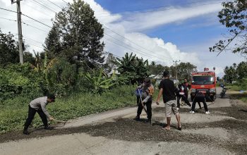 Sinergi Polisi, Damkar, dan Warga: Wujudkan Rasa Aman dengan Gotong Royong Perbaiki Jalan Rusak