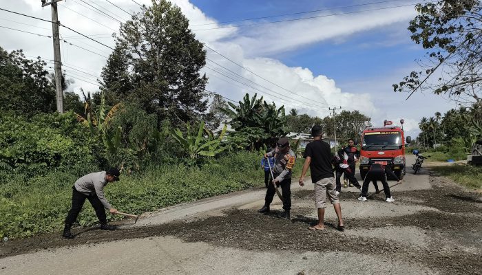 Sinergi Polisi, Damkar, dan Warga: Wujudkan Rasa Aman dengan Gotong Royong Perbaiki Jalan Rusak