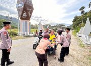 Sapa Pengendara di Gerbang Kota, Satbinmas Polres Kolut dan Saka Bhayangkara Bagikan Takjil Ramadhan