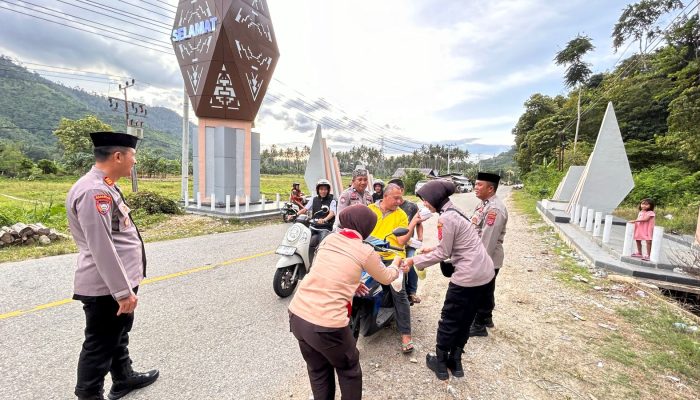 Sapa Pengendara di Gerbang Kota, Satbinmas Polres Kolut dan Saka Bhayangkara Bagikan Takjil Ramadhan