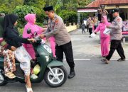 Pererat Silaturahmi di Bulan Ramadan, Polsek Kodeoha Bagikan Puluhan Paket Takjil kepada Pengguna Jalan