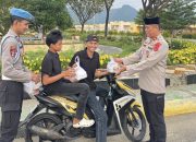 Polisi Berbagi Berkah Ramadhan, Kasipropam Polres Kolaka Utara Salurkan 100 Takjil